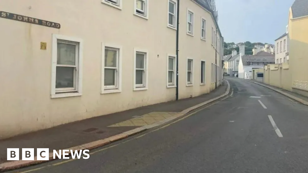 Delayed one-way trial begins for St John's Road in St Helier