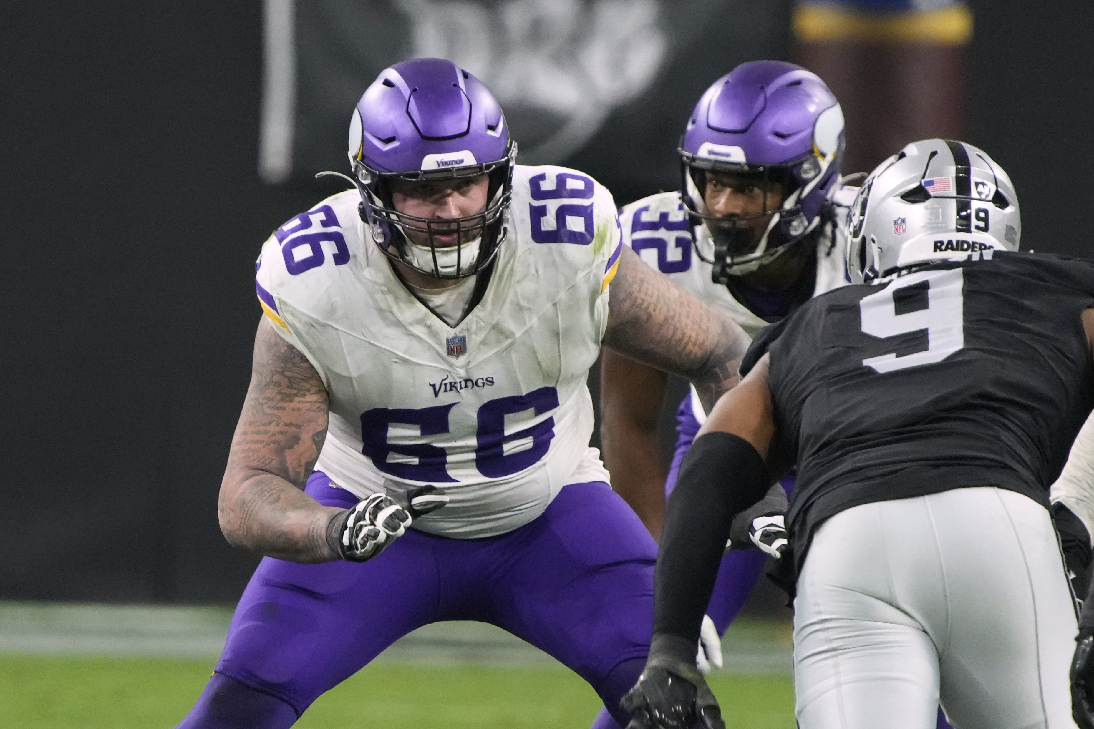 Vikings bring back guard Dalton Risner on 1-year deal as interior line remains unsettled