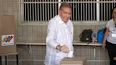El candidato opositor venezolano Edmundo González Urrutia votó ante una enorme expectativa en Caracas