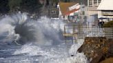 Las grandes olas de tormentas desatan fascinación en California, pero también generan inundaciones y corrientes de resaca