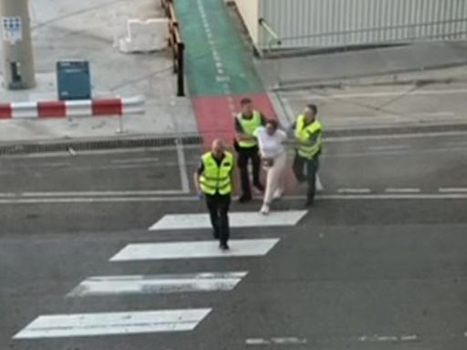 Ryanair afirma que la detenida del aeropuerto carecía de "pasaporte válido" y entró en el avión "a la fuerza"