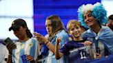 El Mercedes Benz Stadium se tiño de celeste y blanco para recibir a los campeones del mundo