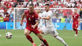 Jovic salva a Serbia en el último córner