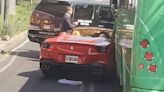 El inusual choque entre un Ferrari y un microbús, un reflejo del México pintoresco y desigual en extremo