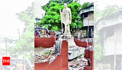 Gandhi statue uprooted to make way for clock tower | India News - Times of India