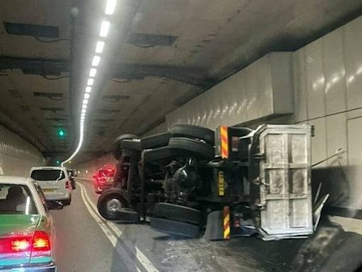 屯赤隧道泥頭車翻側司機被困 往機場方向交通受阻