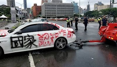 轎車噴「認知作戰」字樣 大鬧AIT又撞總統府前花台 警當場逮人