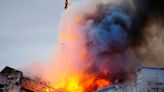 Un espectacular incendio asola el edificio histórico de la Bolsa de Copenhague