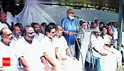 Congress Protests Against Flooding in Kochi | Kochi News - Times of India