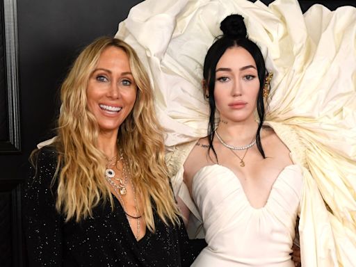 Noah Cyrus waves white flag amid rumored feud with mom Tish