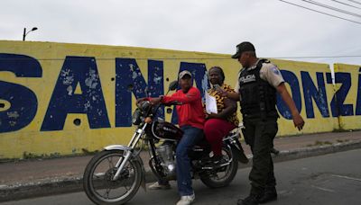 Los ecuatorianos se pasan la vida pagando sobornos: en los hospitales, las carreteras, en el juzgado, en la comisaría de policía...