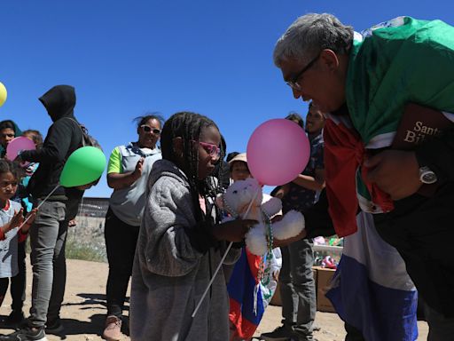 Migrantes celebran el Día del Niño en el río fronterizo de México-EEUU entre restricciones