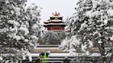 Heavy snow in north and central China disrupts travel and schools and kills one person