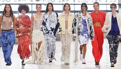 Estilista brasileiro João Maraschin faz desfile comovente na Copenhagen Fashion Week