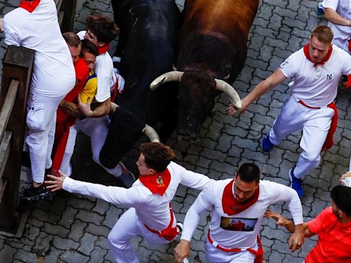 Los toros de Cebada Gago vuelan por las calles de Pamplona en un peligroso segundo encierro de Sanfermines