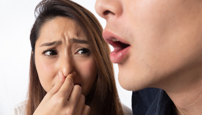 口臭不只與火氣大有關！ 醫：合併「3症狀」可能是牙周病前兆