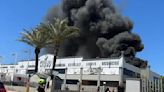 Un espectacular incendio calcina una nave industrial en la carretera del Aeropuerto de Ibiza