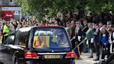 Miles de personas salen a las calles de Escocia para ver paso del féretro de la reina