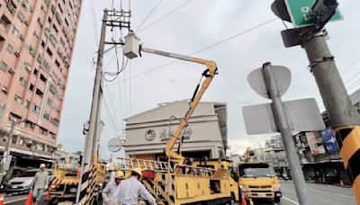 午後雷雨釀電桿爆炸 岡山518戶停電搶修中