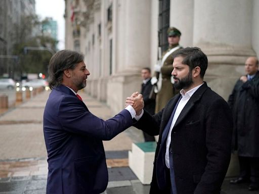 Tras cita de trabajo con Presidente de Uruguay: Boric inicia la mañana de este martes despliegue por Curanilahue y Arauco - La Tercera