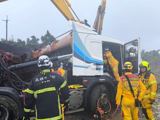 高雄砂石車清廢土車斗翻覆司機送醫不治 搶救畫面曝光