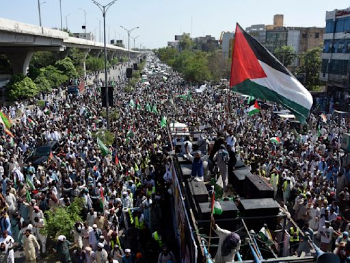 Miles de islamistas se manifiestan cerca de la capital de Pakistán contra ataques israelíes en Gaza