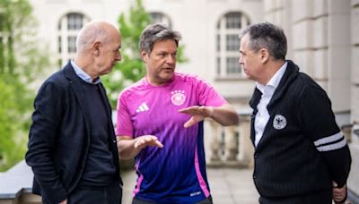 Nach Kritik: Robert Habeck trifft DFB-Bosse im pinken Trikot