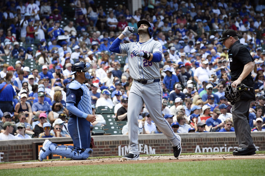 J.D. Martinez, Mets stay hot in series-opening romp over Cubs