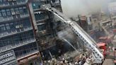 Fuego consume un edificio en la India