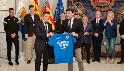 Alicante honra a los jugadores del Hércules por su ascenso con una recepción oficial en el Ayuntamiento