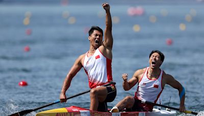 La foto olímpica del día elegida: tanta agua no puede apagar el fuego de dos dragones chinos, Hao Liu y Bowen Ji