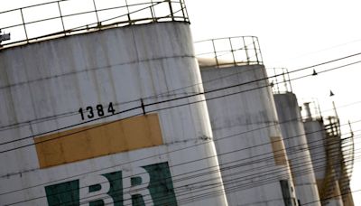 Petrobras (PETR4) tem mais um dia de aprofundamento de queda após troca na gestão Por Investing.com