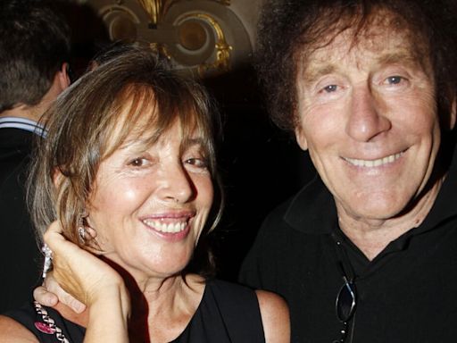 "Elle tient la baraque" : Françoise Souchon, femme de l'ombre du succès d'Alain, le chanteur et ses fils racontent