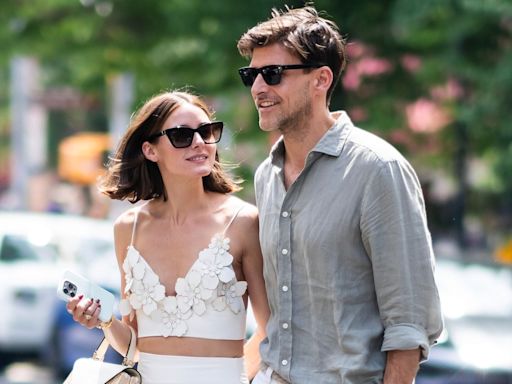 Olivia Palermo y el look blanco de ‘crop top’ floral y falda midi perfecto para paseos de verano