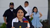 Estudiante universitaria de Madera se gradúa con tres títulos tras pasar apuros
