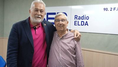 Moros y Cristianos de Elda: Pepe Blanes y Juan Pascual Azorín sobre el Castillo de Embajadas, inaugurado en el año 1999