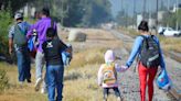 El clima extremo enferma a unos 30 niños migrantes que acampan en la frontera de México