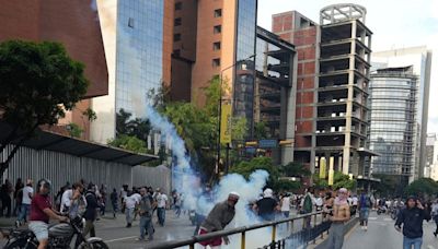 Protestas en Caracas: militares reprimen con bombas lacrimógenas, mientras civiles armados disparan a manifestantes - La Tercera