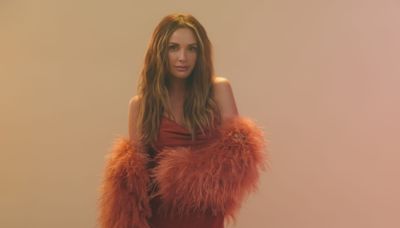 Carly Pearce explains why she's 'unapologetically honest' on new album 'Hummingbird'