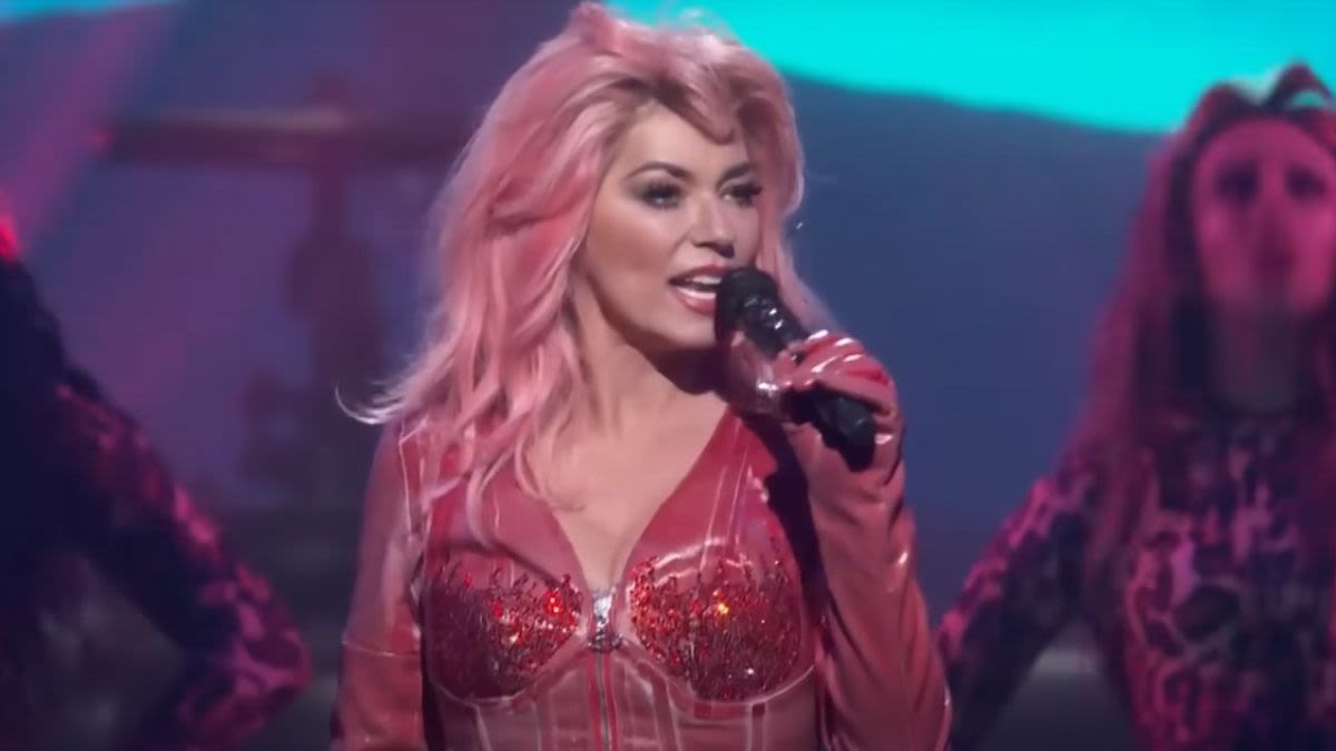 Shania Twain Shares Fan Video Of Her 'Hilarious' Concert Faux Pas, And I Love That She Can Poke Fun At Herself