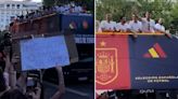 El cartel que enfureció a Álvaro Morata y provocó su violenta reacción en el desfile de España por el título en la Eurocopa