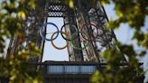 La Torre Eiffel se engalana para recibir los aros olímpicos