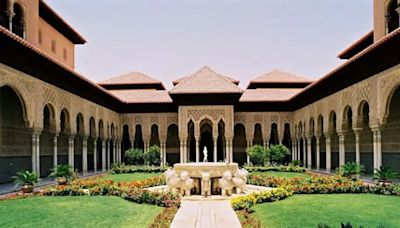 El increíble monumento que replica la Alhambra y es un palacio de 12.000 metros cuadrados