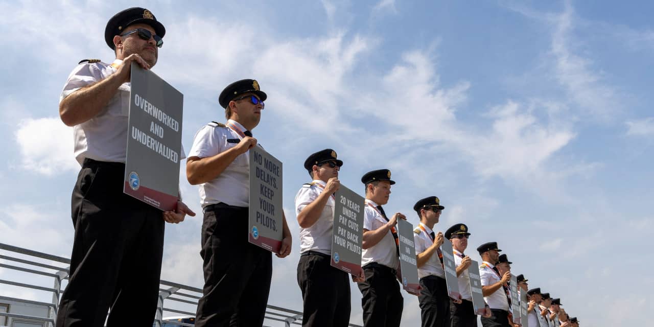 Air Canada, Pilots’ Union Avert Strike With Four-Year Deal