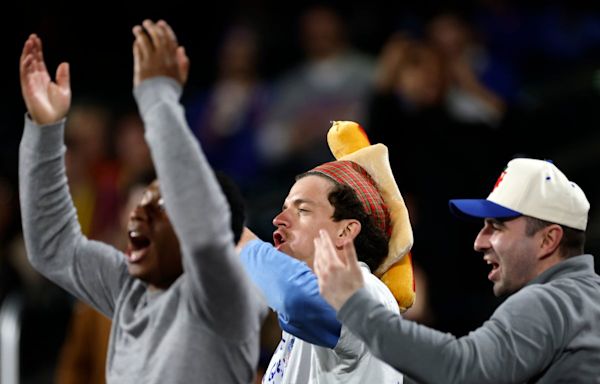 New York Mets fan removed from stadium because people kept throwing hot dogs at him