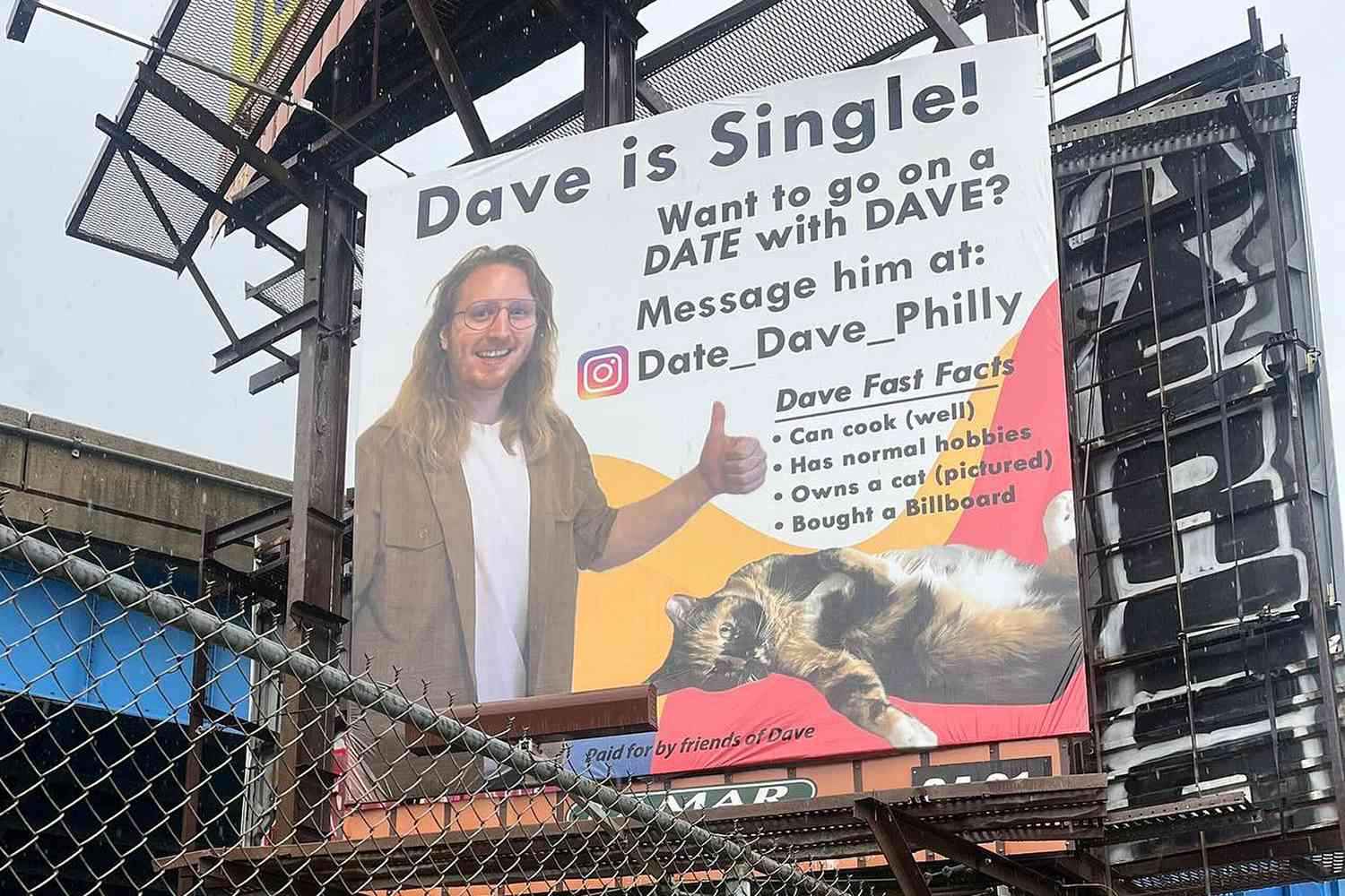Single Man Rents Billboard to Find a Date, Promises He 'Has Normal Hobbies' and 'Can Cook (Well)’