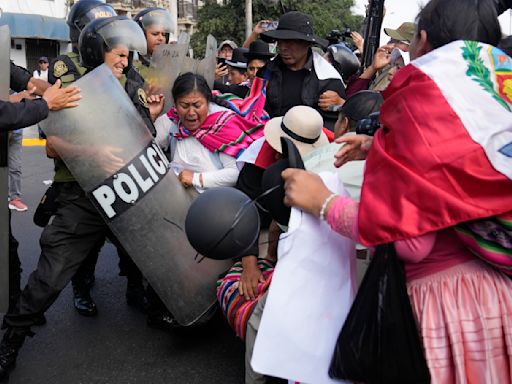 Deudos de asesinados en protestas contra presidenta de Perú amanecen frente al Palacio de Justicia