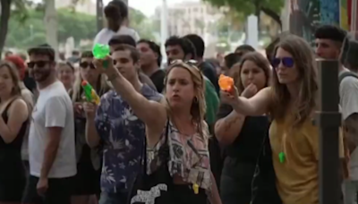 Manifestantes usam pistolas para jogar água em turistas em protesto contra turismo em massa; veja