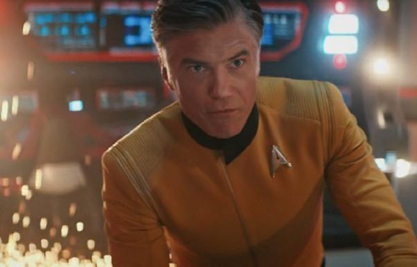 Star Trek’s Jonathan Frakes Explained How The Shows Use Fire And Sparks On The Bridge Sets Without Burning...