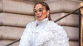 El increíble look de Jennifer López en París con su abrigo de pétalos de rosa reales